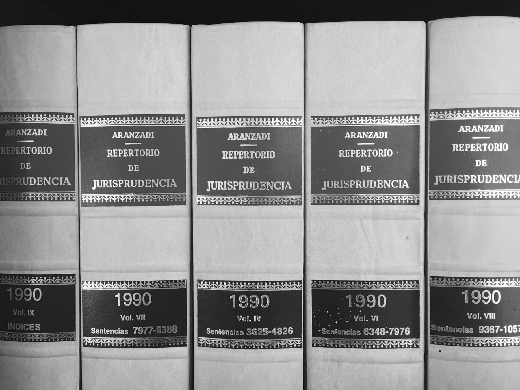Repertorios de jurisprudencia en la estantería del despacho